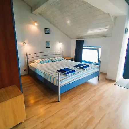 Lira Sto Apartmán *
