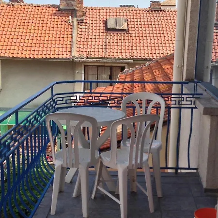 Lira Sto Apartman *